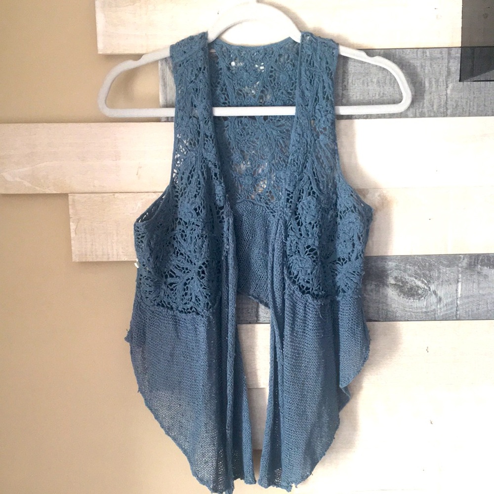 Throw on sleeveless lace sweater | CURIO